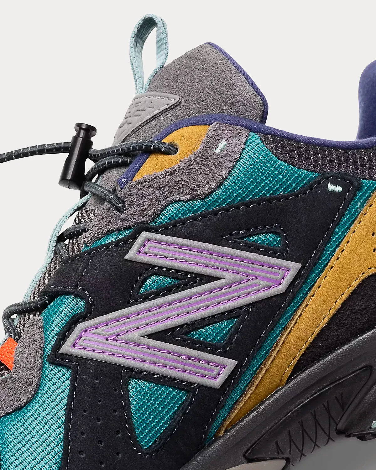 610v1 Anthracite / Aquifer Low Top Sneakers