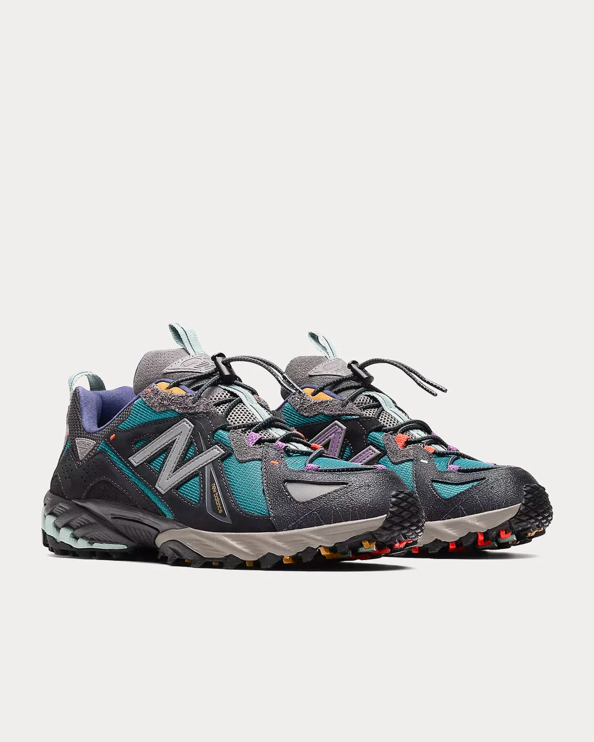 610v1 Anthracite / Aquifer Low Top Sneakers