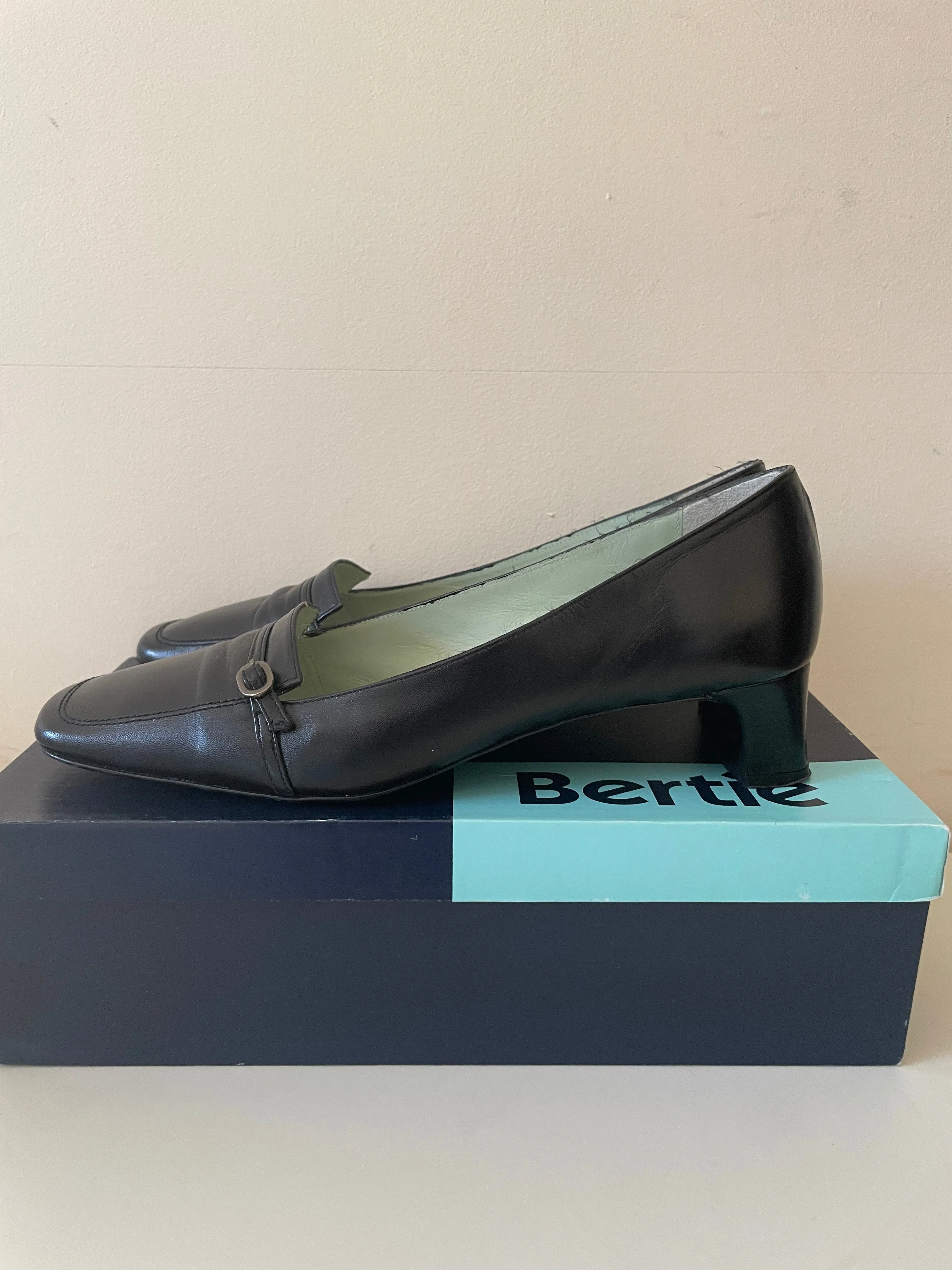 BERTIE BLACK LEATHER HEELED COURT SHOES SIZE 5/38