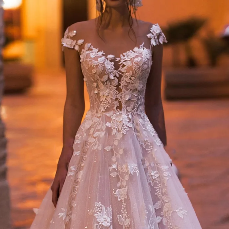 Fmogl Sexy Backless Cap Sleeve Lace Princess Wedding Dress Appliques Beaded Flowers Court Train Vintage A Line Bridal Gowns