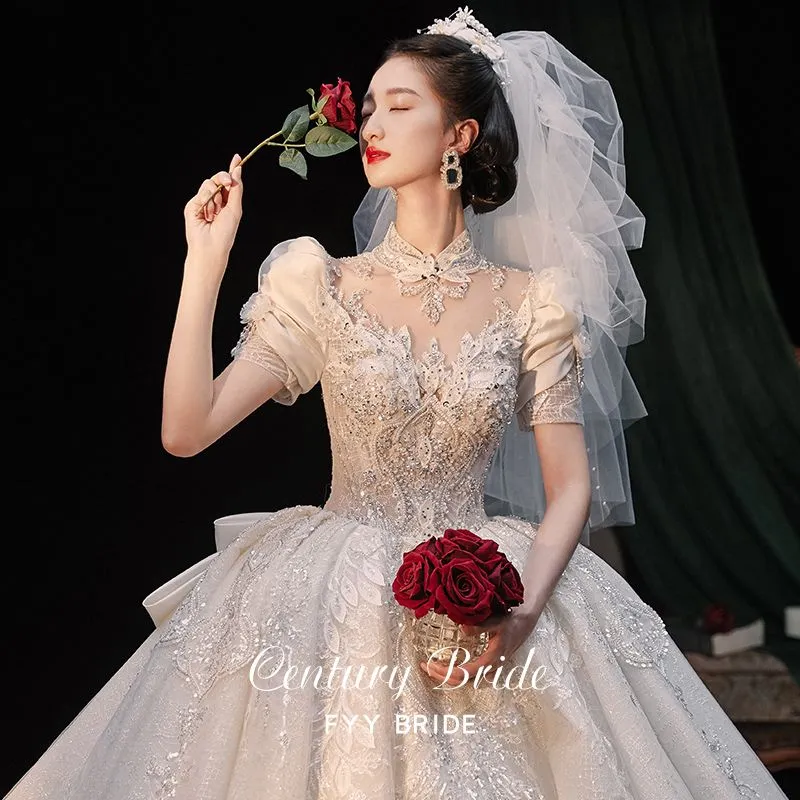 Main wedding dress 2024 new bride retro temperament heavy industry court style thin long trailing out yarn high sense
